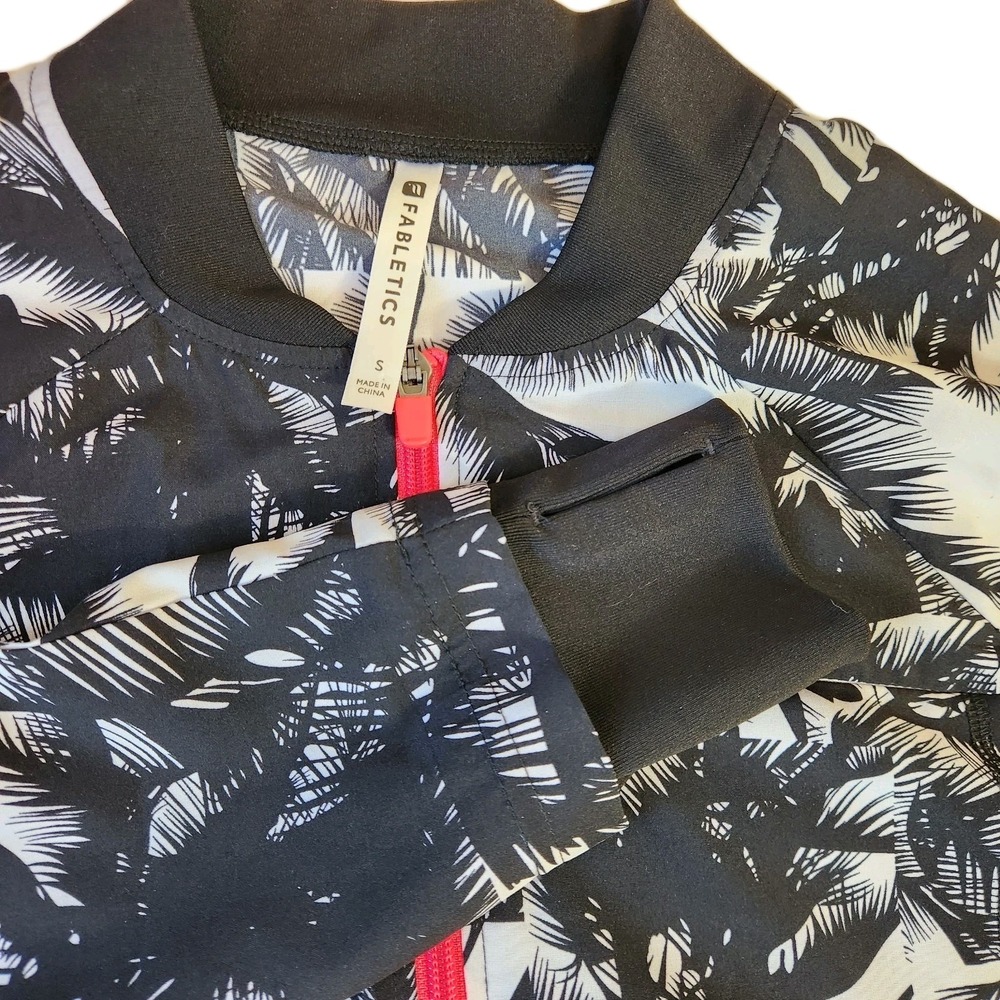 Fabletics Diana Bomber Jacket Womens Small Black & White Malibu Leaf Print Top - Picture 2 of 16